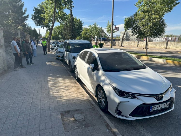 Otomobil park halindeki araçlara çarptı