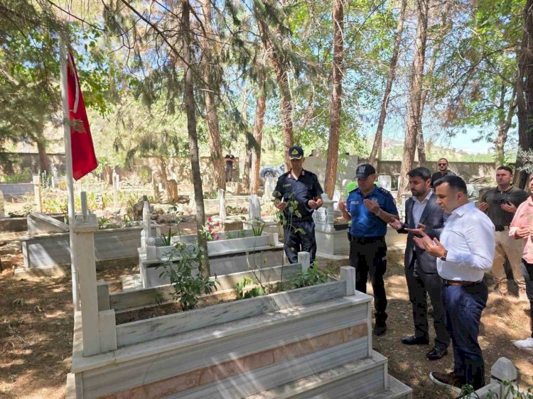Kaymakam Kadir Algın, deprem şehitliğini ziyaret etti ‎