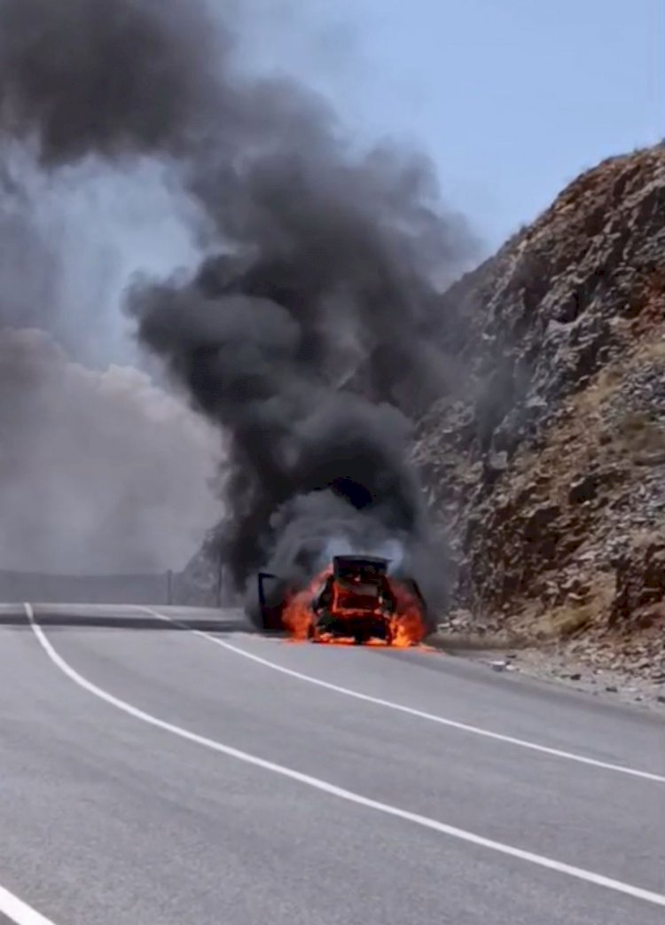 Adıyaman’da otomobil cayır cayır yandı