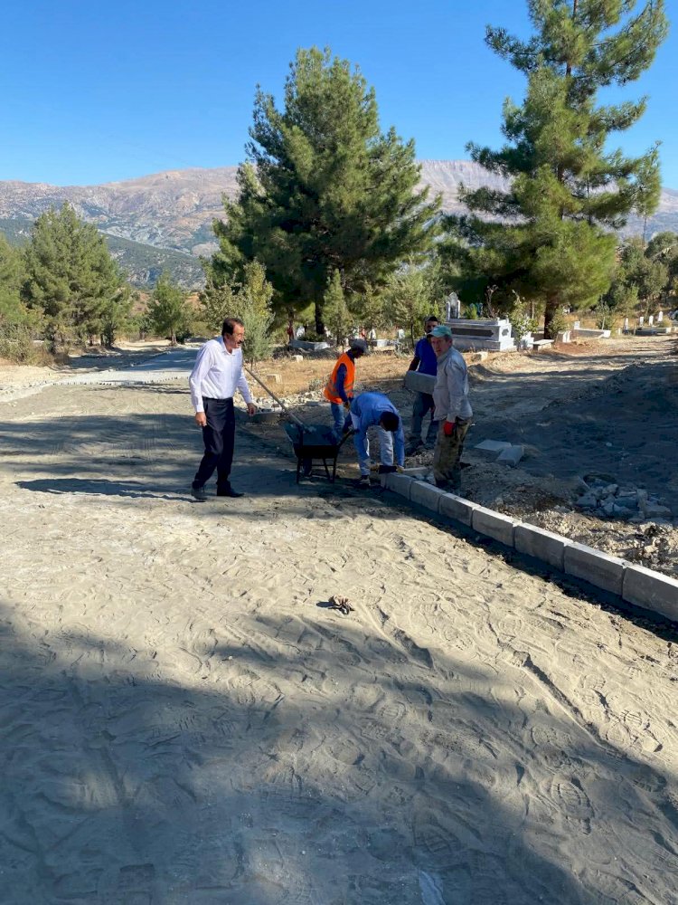 Harmanlı’da Mezarlık Bakım Çalışmaları Sürüyor