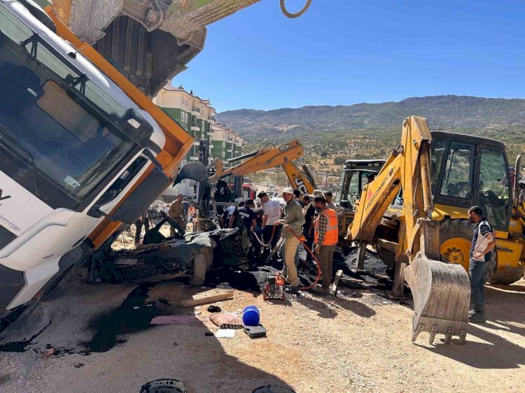 ‎Üzerine kamyon devrilen otomobilin sürücüsü hayatını kaybetti