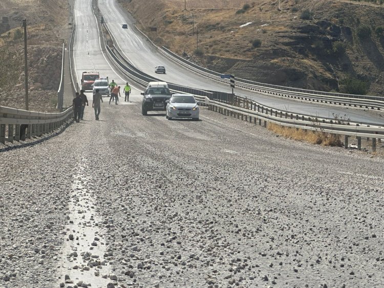 ‎Karayoluna dökülen mıcır kazaya neden oldu