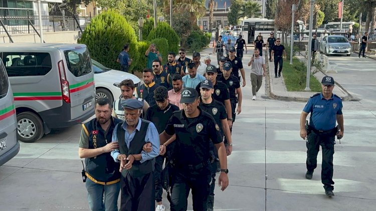 Adliye önünde bir birini öldüresiye döven şahıslar adliyeye çıkarıldı