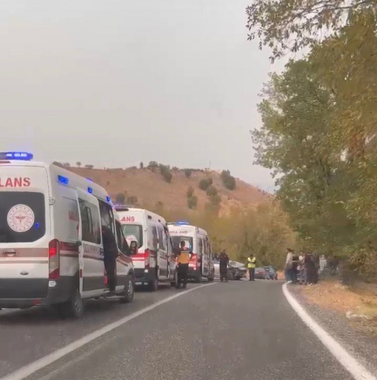 İki otomobil çarpıştı: 10 yaralı