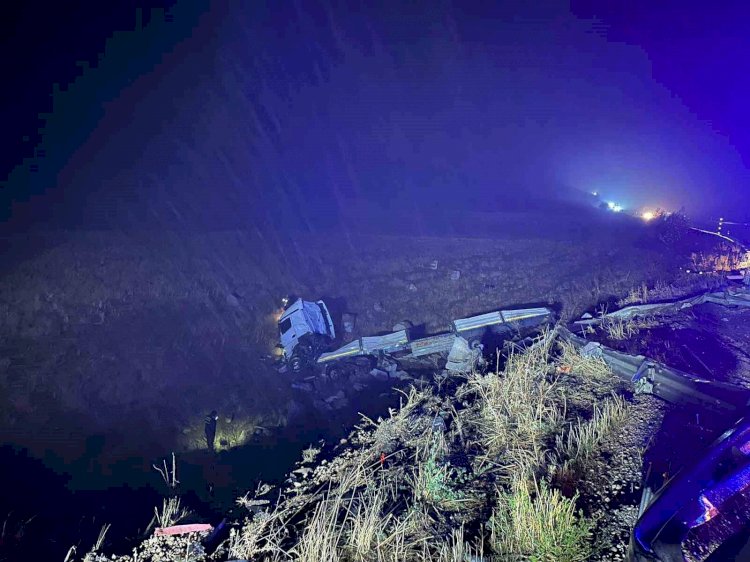 Malatya’da şarampole devrilen çekicinin sürücüsü hayatını kaybetti