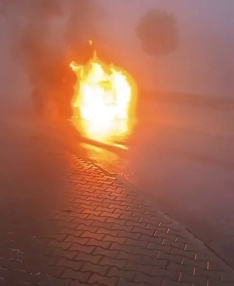 Seyir halindeki araç yanarak hurdaya döndü