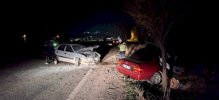 İki otomobil çarpıştı: 1 ölü, 2 yaralı