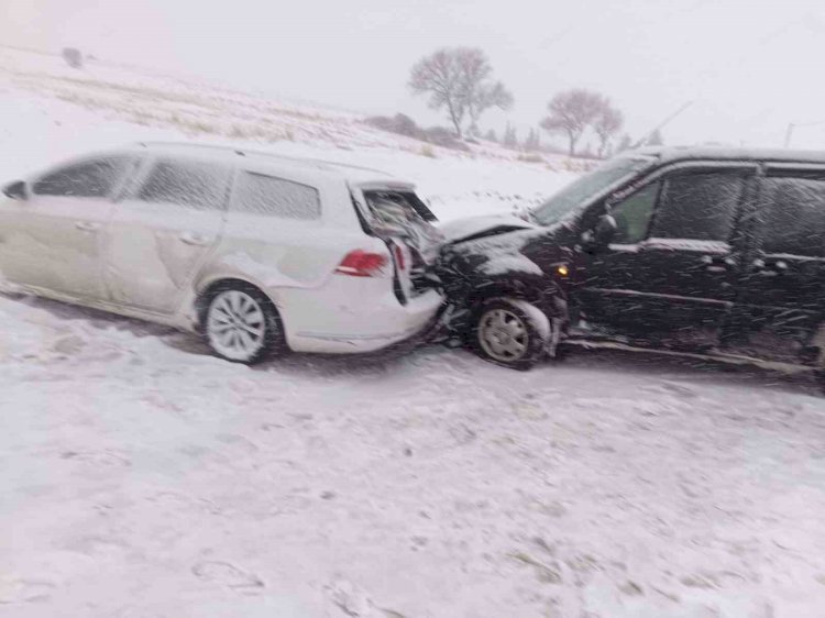 Karlı yolda araçlar çarpıştı: 1 yaralı