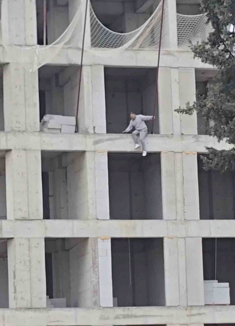 İnşaata çıkıp atlamak isteyen kişi ikna edildi
