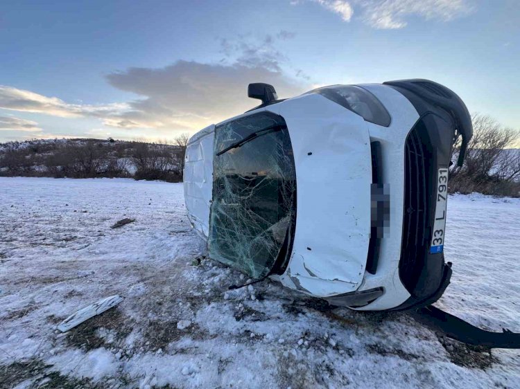 Tekeri patlayan minibüs takla attı: 4 yaralı