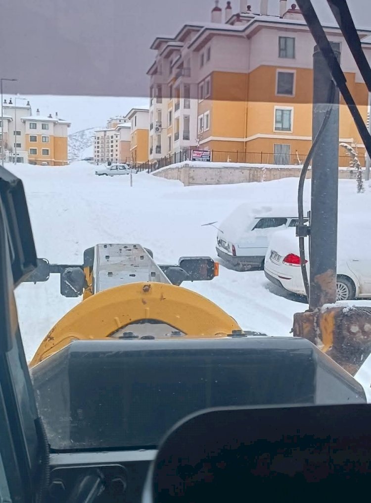 Gölbaşı’nda deprem konutlarında kar temizleme çalışması