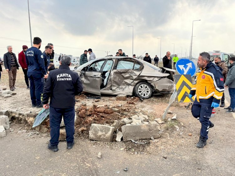 Hafif ticari araç ile otomobil çarpıştı: 6 yaralı