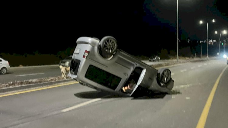 Hafif ticari araç takla attı