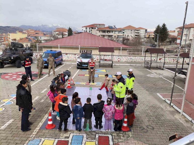 Jandarmadan öğrencilere trafik eğitimi