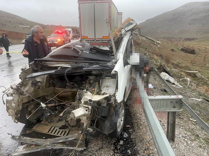 Malatya’da tır ile otomobil kafa kafaya çarpıştı: 3 ölü, 1 yaralı ‎