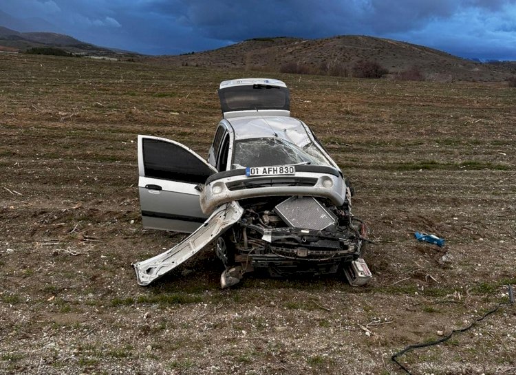 Malatya’da aydınlatma direğine çarpan araç takla attı: 3 yaralı
