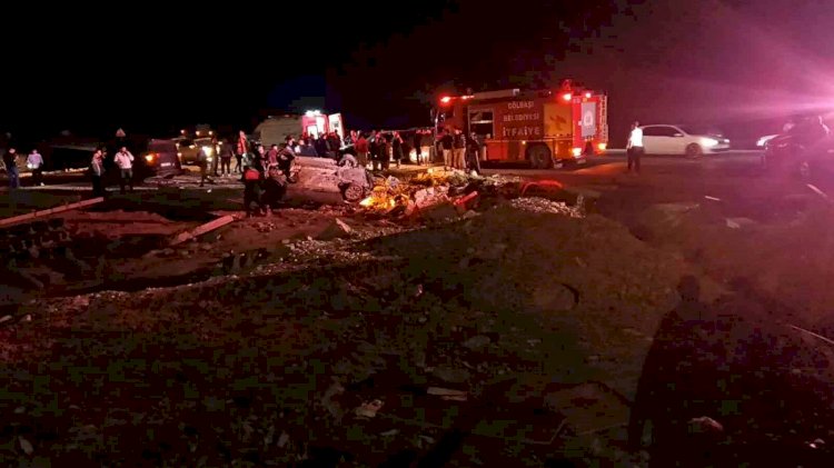 Minibüs ile otomobil çarpıştı: 1’i ağır, 2 yaralı