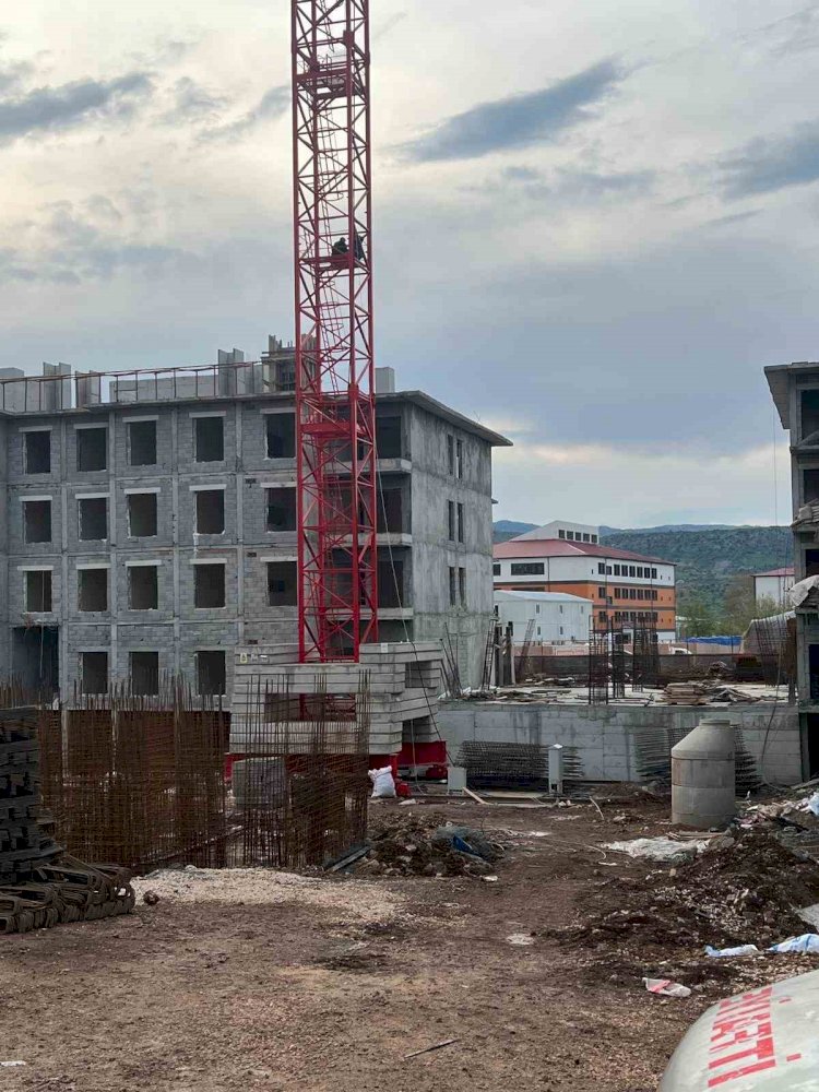 Ücretlerini alamadıklarını iddia eden işçiler kule vince çıktı