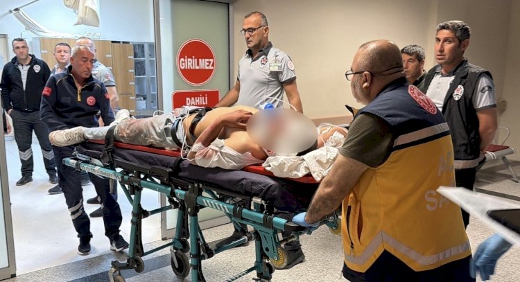 Motosiklet, elektrik direğine çarptı: 1’i ağır 2 yaralı