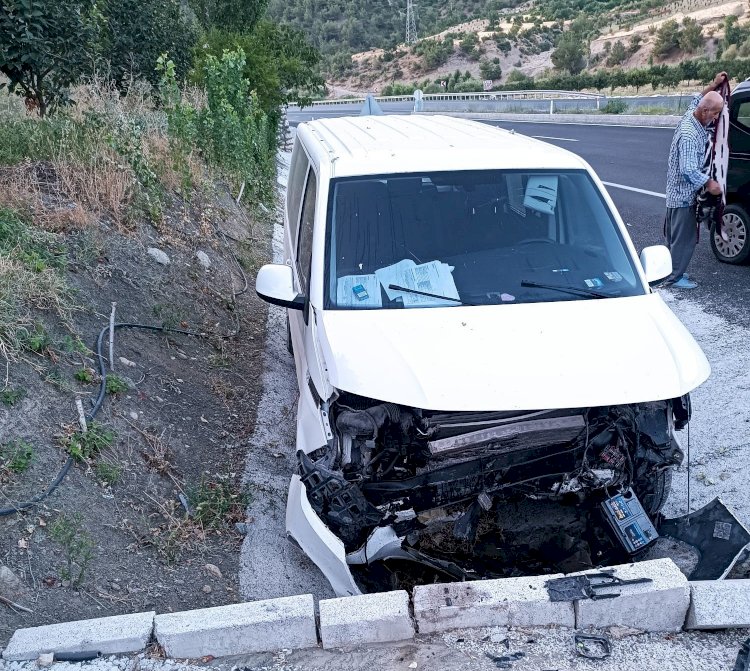 Menfeze çarpan araç sürücüsü yaralandı