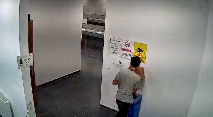 Kadınlar tuvaletindeki hırsızlık kameralara yansıdı ‎