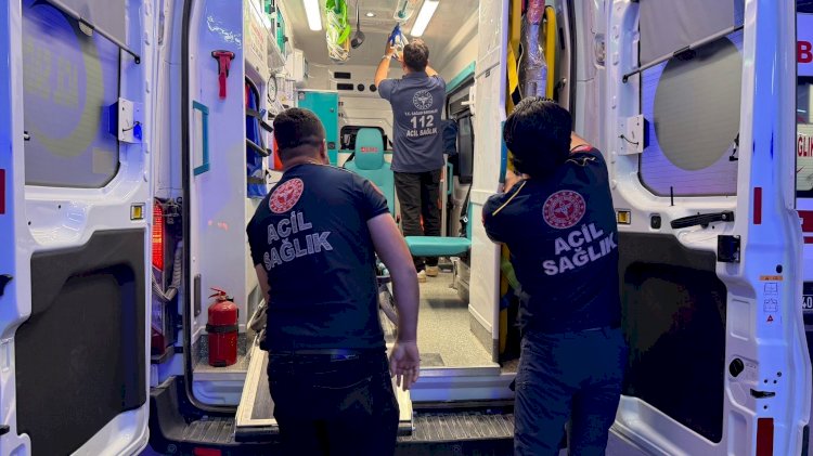 Şakalaşırken bacağından bıçaklandı