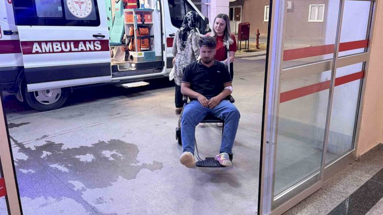 Önündeki araca çarpmamak için refüje çıktı: 2 yaralı