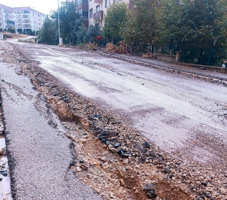 Gölbaşı’nda sel suları karayolunda hasara neden oldu