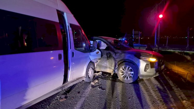 Adıyaman’da otomobil ile minibüs çarpıştı: 12 yaralı