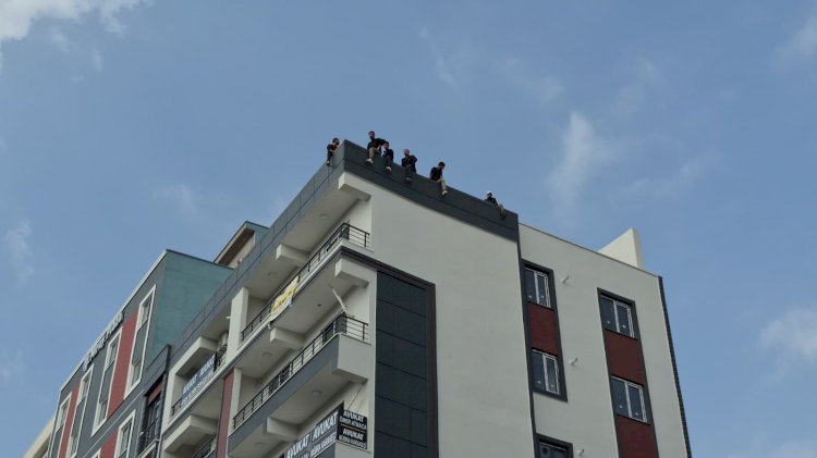 İşçiler binanın çatısında eylem yaptı